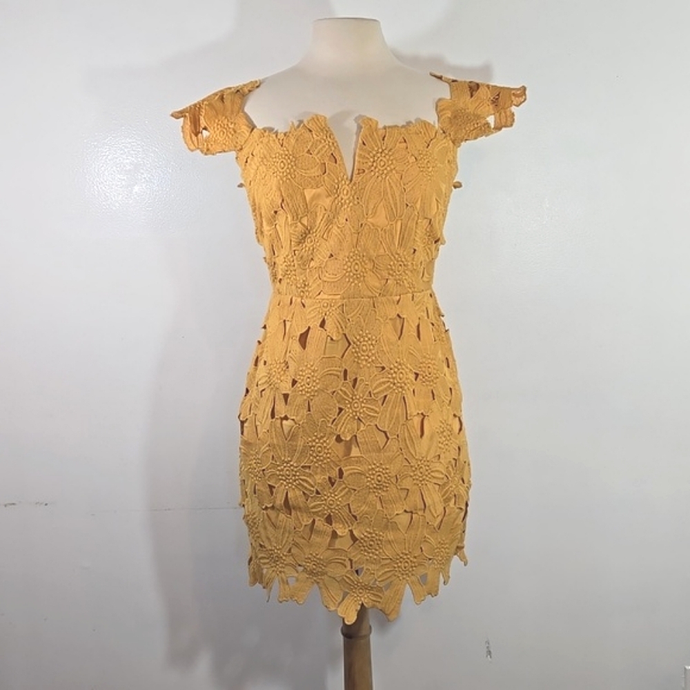 Free People x Saylor Dhalia Off Shoulder Crochet Floral Gold Mini Dress Medium